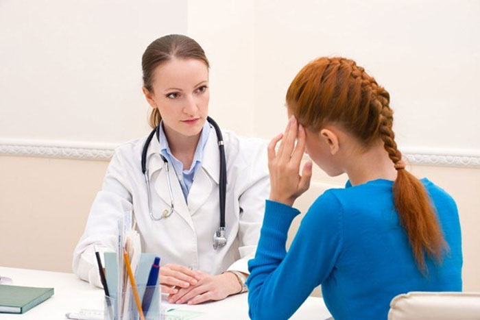 Nên đến gặp các bác sĩ tai mũi họng để được thăm khám 