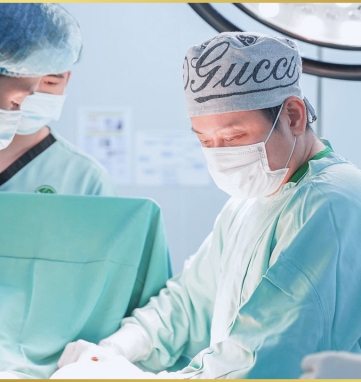 fat grafting surgeon at an international aesthetic hospital